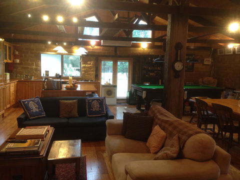 Mud Hollow Barn - Hobart Tourism 10