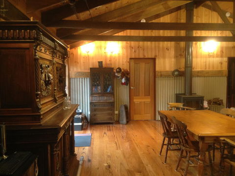 Mud Hollow Barn - Hobart Tourism 9