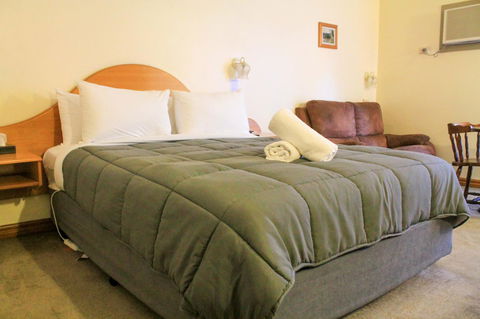 St Georges Motor Inn - Hobart Tourism 13
