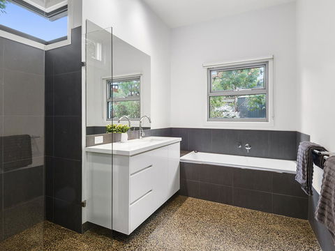 Aireys Ocean View - Hobart Tourism 9