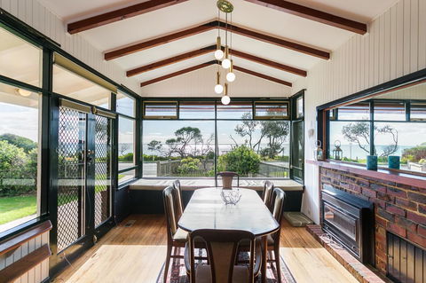 Beach Front Beauty - Ocean Front Views - Hobart Tourism 1
