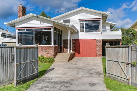 Beach Front Beauty - Ocean Front Views - Hobart Tourism 17