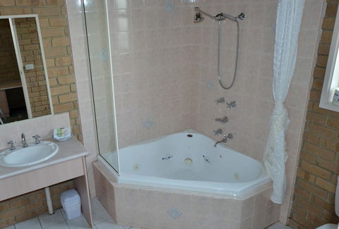 Tropicana Motor Inn - Hobart Tourism 13