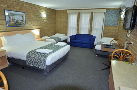 Tropicana Motor Inn - Hobart Tourism 9