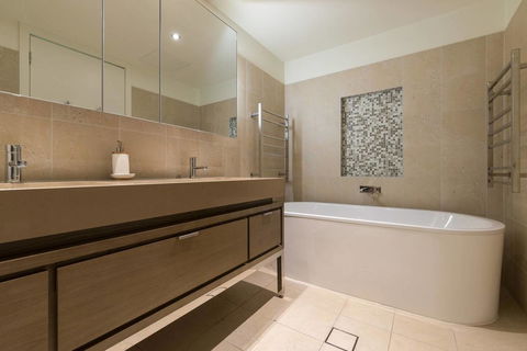 Waterfront 3 Bedroom Luxury Home Victoria Harbour - Tourism TAS 9