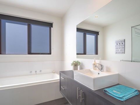 Blairgowrie Moonah Beach House: Walk To Beach - Hobart Tourism 15