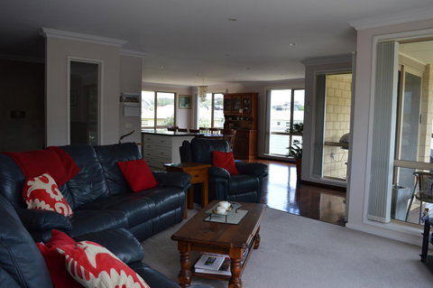Ocean View Beach House - Hobart Tourism 14