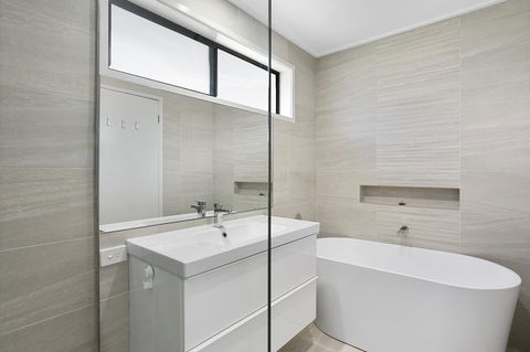 Fairhills - NEW LISTING, Beautifully Styled - Tourism TAS 7