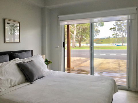 The Wheelhouse - 2BR Waterfront Apt In Town - Hobart Tourism 3