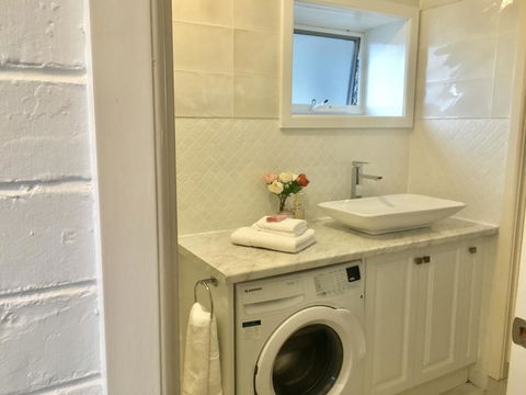 The Wheelhouse - 2BR Waterfront Apt In Town - Hobart Tourism 13