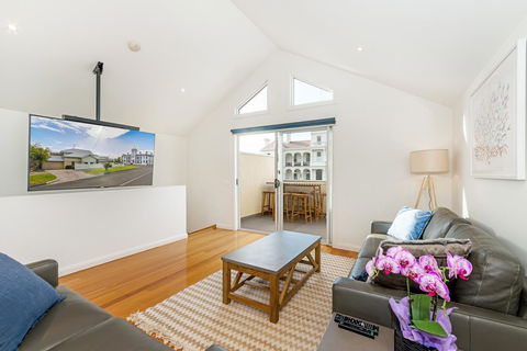 Beach Belle - Hobart Tourism 0