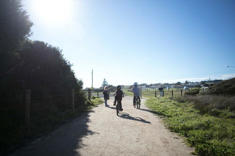 Stunning Waterfront Only 10 Minutes To Phillip Island - FREE EV UNIT 7kW For Electric Cars - Pet Friendly, Fireplace FREE WIFI Wine & Chocolates - Hobart Tourism 6