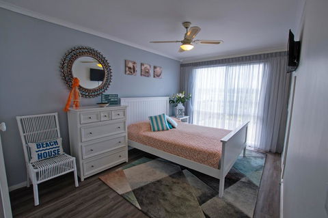Stunning Waterfront Only 10 Minutes To Phillip Island - FREE EV UNIT 7kW For Electric Cars - Pet Friendly, Fireplace FREE WIFI Wine & Chocolates - Hobart Tourism 2