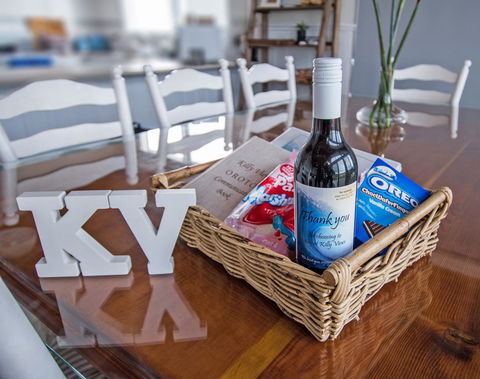 Stunning Waterfront Only 10 Minutes To Phillip Island - FREE EV UNIT 7kW For Electric Cars - Pet Friendly, Fireplace FREE WIFI Wine & Chocolates - Hobart Tourism 3