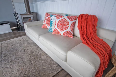 Stunning Waterfront Only 10 Minutes To Phillip Island - FREE EV UNIT 7kW For Electric Cars - Pet Friendly, Fireplace FREE WIFI Wine & Chocolates - Hobart Tourism 7