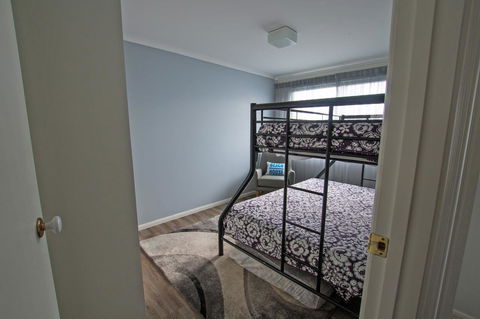 Stunning Waterfront Only 10 Minutes To Phillip Island - FREE EV UNIT 7kW For Electric Cars - Pet Friendly, Fireplace FREE WIFI Wine & Chocolates - Hobart Tourism 18
