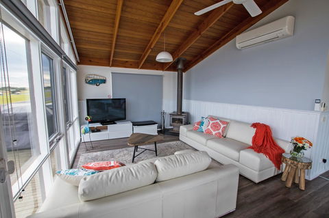 Stunning Waterfront Only 10 Minutes To Phillip Island - FREE EV UNIT 7kW For Electric Cars - Pet Friendly, Fireplace FREE WIFI Wine & Chocolates - Hobart Tourism 1