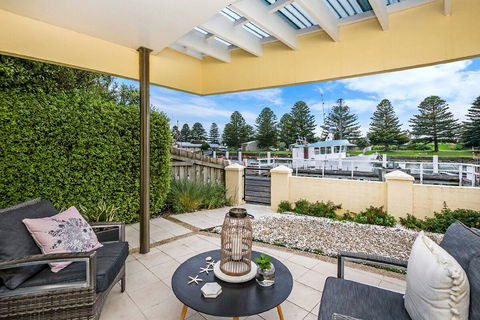 The Waterfront Apartment - Hobart Tourism 0