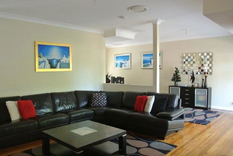 The Beach Townhouse - Hobart Tourism 3