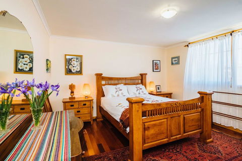 The Blue Beach House - Hobart Tourism 3