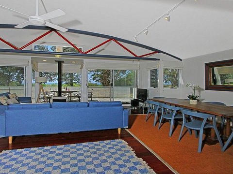 The Boathouse - Comfortable Beachfront Home - Hobart Tourism 3