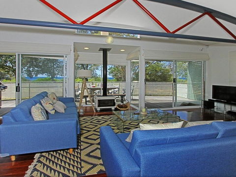 The Boathouse - Comfortable Beachfront Home - Hobart Tourism 1