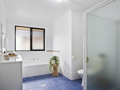 The Great White - Beach Living At Its Best - Hobart Tourism 2