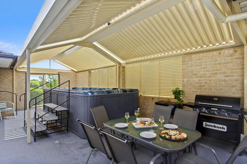 The Orient - Family & Pet Friendly - Huge Spa - Hobart Tourism 0