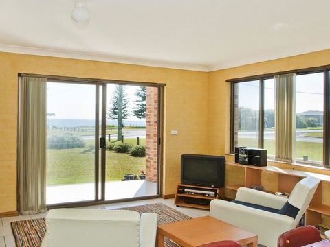 The Penguins Head - Across From The Beach - Hobart Tourism 3