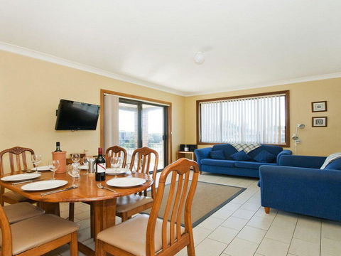 The Penguins Head - Across From The Beach - Hobart Tourism 1