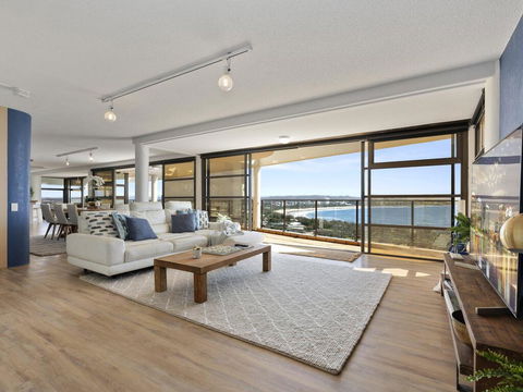 The Penthouse @ Point Cartwright - INSTANT HOTEL WINNER 2019 - Hobart Tourism 0