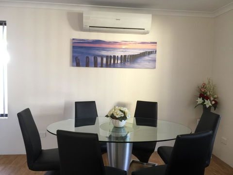 The Royal Dolphin Holiday Home - Hobart Tourism 3
