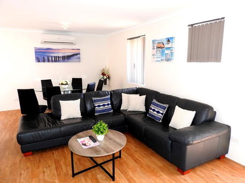 The Royal Dolphin Holiday Home - Hobart Tourism 0