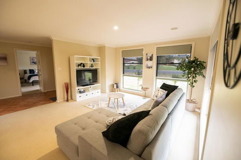 The Tinnock Entertainer Large & Comfy + Wifi - Hobart Tourism 1