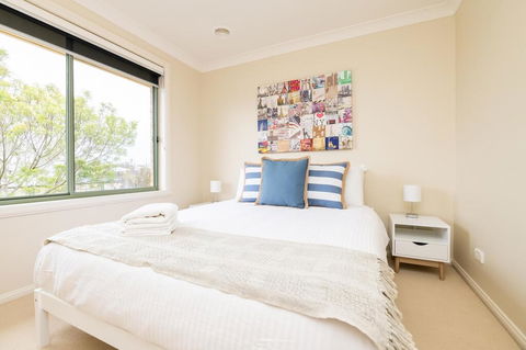 The Tinnock Entertainer Large & Comfy + Wifi - Hobart Tourism 2