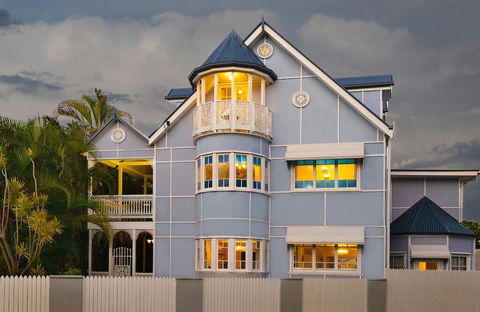 The Turret House - The Entire Middle Level - Hobart Tourism 2