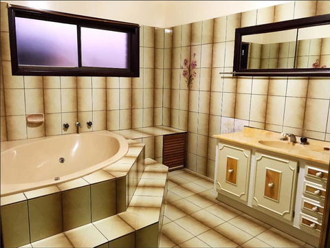 Thomastown Antique House En-suite Room - Tourism TAS 1