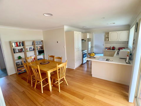 Tidy Home In A Leafy Suburb, Great Location - Hobart Tourism 2