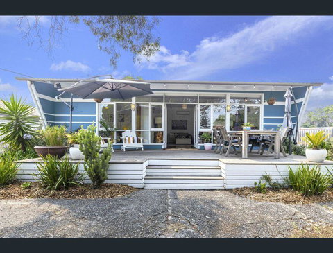 Toot Toot ! 50s Classic Beach House With Bungalow - Hobart Tourism 0
