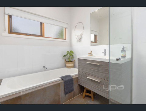 Toot Toot ! 50s Classic Beach House With Bungalow - Hobart Tourism 1