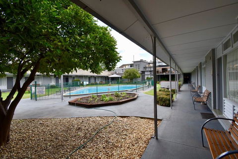 Townhouse Motel Cowra - Hobart Tourism 3