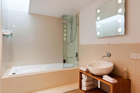 TWOFOURTWO Boutique Apartments - Hobart Tourism 1