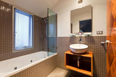 TWOFOURTWO Boutique Apartments - Hobart Tourism 2
