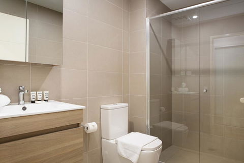 Ultra Modern Studio Suite With Balcony Near Shops - Hobart Tourism 1