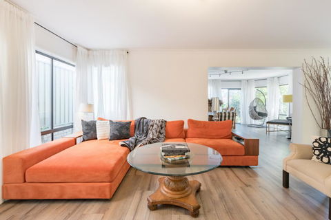 ULTRA SPACIOUS STYLISH HOME IN PRESTONS - SYDNEY - Hobart Tourism 0