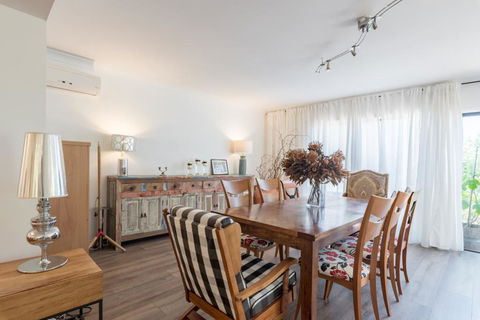 ULTRA SPACIOUS STYLISH HOME IN PRESTONS - SYDNEY - Hobart Tourism 1