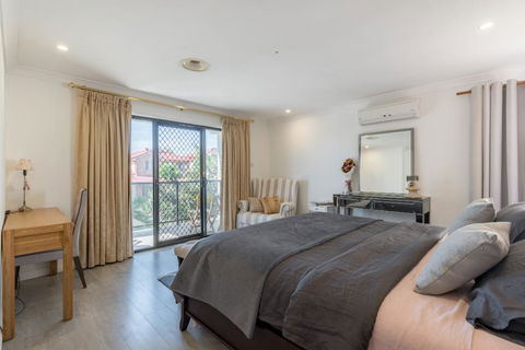 ULTRA SPACIOUS STYLISH HOME IN PRESTONS - SYDNEY - Hobart Tourism 2