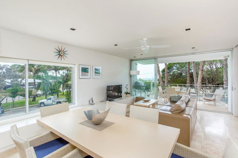 Unit 105 Plantation - Rainbow Beach, Plantation Resort, Second Floor, Aircon, Pool, Spa - Hobart Tourism 2
