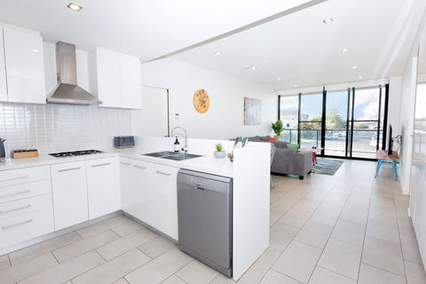 Urban Jungle! Executive Apartment In Heart Of CBD - Hobart Tourism 3