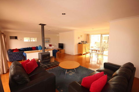 Verona Vineyard Cottage - Hobart Tourism 3